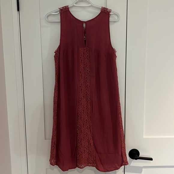 Pink dress with lace accents - Picture 2 of 3